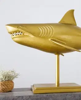 Estila Stylová zlatá dekorace žralok Perry z kovové slitiny na podstavci 103cm