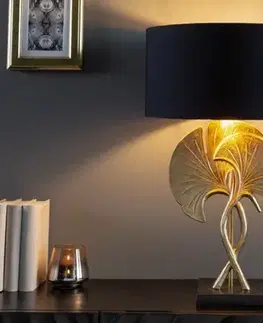 Estila Art deco stolní lampa Miserei se zlatou konstrukcí ve tvaru listů ginka a černým kulatým stínítkem 62cm