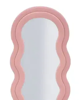 Estila Designové růžové zrcadlo Swan s jemně vlnitým rámem a zaobleným horním obloukem s bouclé potahem 160 cm