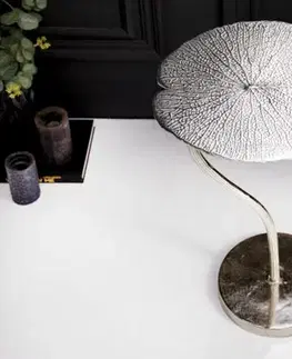 Estila Art-deco stylový příruční stolek Zapalota z kovu ve tvaru listu ve stříbrné barvě 40cm