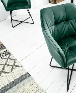 Estila Designová moderní jídelní židle Amala se zeleným sametovým čalouněním a s černýma nohama z kovu 83cm