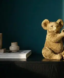 Estila Designová glamour stolní lampa Tierra Glam ve zlaté barvě v podobě sedící koaly držící kulaté skleněné stínítko 34 cm