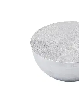 Estila Glamour kulatý stříbrný konferenční stolek Hammerblow z kovu s kladívkovým vybíjením a půlkulovou podstavou 60 cm