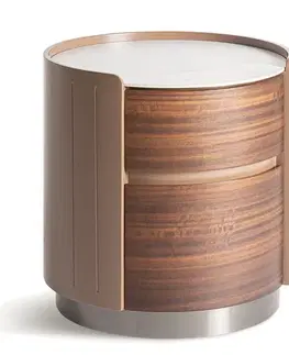 Estila Luxusní moderní kulatý noční stolek Grisham s bílou mramorovou vrchní deskou a dvěma šuplíky v hnědé barvě 49 cm