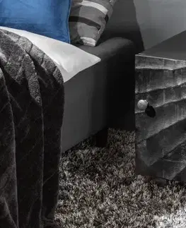 Estila Moderní masivní noční stolek Cumbria s vyřezávaným černým povrchem 50cm