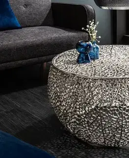 Estila Moderní designový kulatý konferenční stolek Hoja ve stříbrné barvě s organickým vzorem z kovu 80 cm