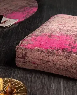 Estila Designový čtvercový podlahový polštář Prakka v růžovém čalounění 70cm
