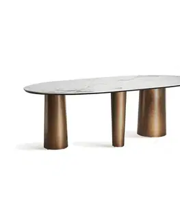 Estila Luxusní oválný jídelní stůl Marinna v art deco stylu s asymetrickými zlatýma nohama a bílou mramorovou deskou 240 cm