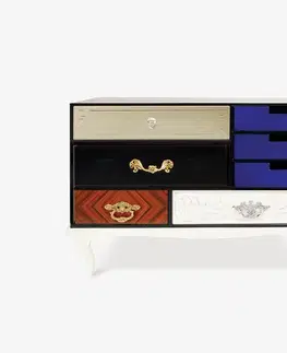 Estila Luxusní moderní noční stolek Mondrian s bíle lakovaným rámem z masivního dřeva a různobarevnými zásuvkami 85 cm