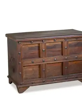 Estila Vintage koloniální truhla Bizkaia v tmavě hnědé barvě s kazetovým designem a vybíjenými kovovými detaily 89 cm