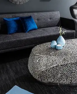 Estila Designový glamour asymetrický konferenční stolek Hoja se vzdušným organickým vzorem z kovu ve stříbrné barvě 122 cm