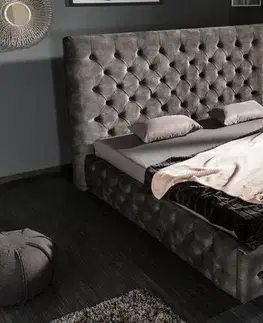 Estila Luxusní čalouněná postel Kreon s Chesterfield prošíváním šedá
