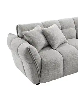 Estila Designová moderní buklé třímístná sedačka Yang se světlým šedým potahem s hlubokým čtvercovým prošíváním a polštáři 260 cm