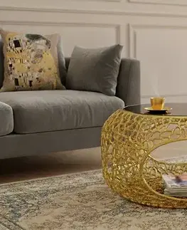 Estila Designový konferenční stolek Hoja se zlatou perforovanou kovovou podnoží s odkládacím prostorem a vrchní deskou ze skla 75 cm