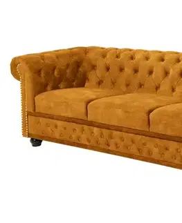 Estila Designová sametová chesterfield třímístná sedačka Maya v hořčičné barvě s kulatými černými nožičkami 205 cm