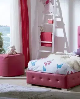 Estila Moderní designová jednolůžková čalouněná postel Raquel s růžovým koženým potahem s chesterfield prošíváním 90-105cm