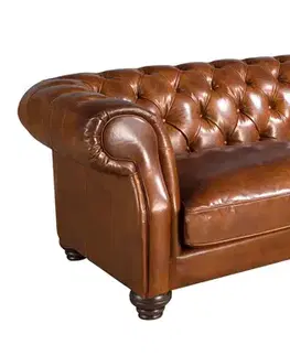 Estila Luxusní chesterfield koňakově hnědá třímístná sedačka Hastings s potahem z pravé kůže a vyřezávanými nožičkami 226 cm