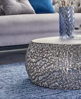 Estila Designový kovový konferenční stolek Hoja ve stříbrném provedení kulatého tvaru 75cm
