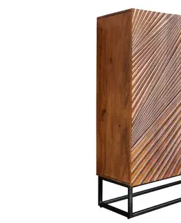 Estila Designová dvoudveřová obdélníková masivní industriální barová skříňka Cumbria v hnědé barvě s reliéfním vyřezáváním 120 cm