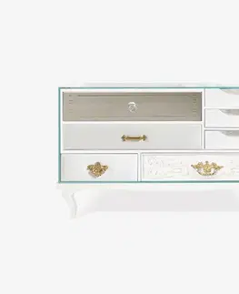 Estila Luxusní moderní bílý noční stolek Mondrian Blanc z lakovaného masivního dřeva a čirého skla se zlacenými detaily 85 cm