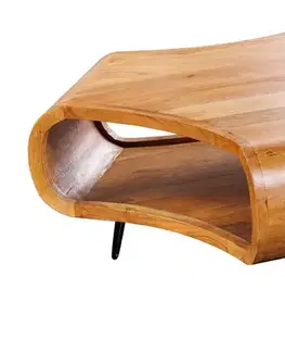 Estila Moderní designový asymetrický konferenční stolek Spin s poličkou z medově hnědého akáciového dřeva s černými nožičkami 90 cm