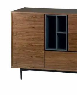 Estila Skandinávská hnědá komoda Vidar se třemi zásuvkami a dvířky s černými kovovými nožičkami 142cm