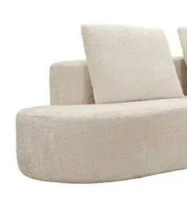 Estila Art deco atypická čtyřmístná čalouněná sedačka Lilos v krémové bílé barvě s plyšovým potahem v zaobleném tvaru 238 cm