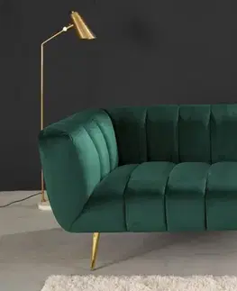 Estila Art deco sametová dvousedačka Vermont ve smaragdové zelené barvě s opěrkami na ruce na zlatých nožičkách 165cm