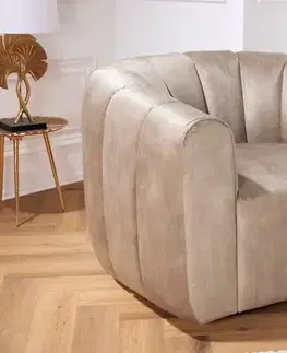 Estila Moderní čalouněné křeslo Alis ve zlato béžové barvě s prošíváním na sametovém potahu a otočnou nohou 100 cm