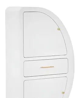 Estila Art deco atypická bílá skříňka Anila se dvěma dvířky a jednou zásuvkou s kovovými zlatými nožičkami a úchyty 133 cm