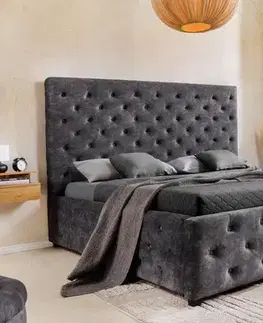 Estila Moderní tmavá šedá sametová manželská postel Kreon s úložným prostorem a prošíváním s knoflíky v chesterfield stylu 200 cm