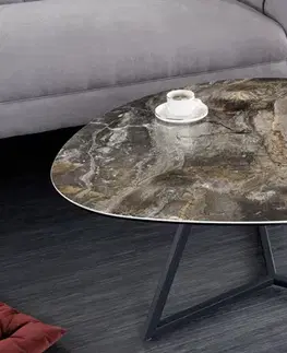 Estila Moderní trojúhelníkový konferenční stolek Ceramia s vrchní deskou s černě hnědým mramorovým designem a třemi nožičkami 90 cm