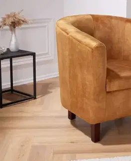 Estila Stylové čalouněné křeslo Colombo se sametovým potahem ve zlato hnědé barvě s tmavě hnědými dřevěnými nožičkami 74 cm