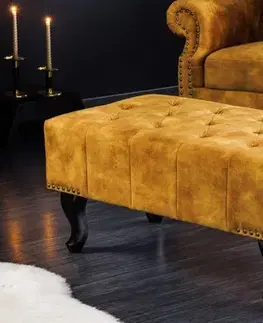 Estila Designová taburetka Cella s Chesterfield sametovým čalouněním s dřevěnými nožičkami hořčicově žlutá 80cm