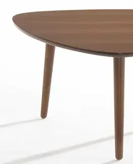 Estila Skandinávský designový konferenční stolek Nordica Nogal v trojúhelníkovém tvaru ze dřeva v provedení ořech hnědý 85cm