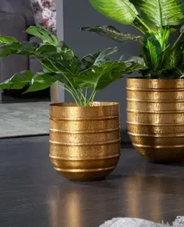 Estila Designový set tří art deco květináčů Baneli z kovu zlaté barvy s kladívkovým vzorem