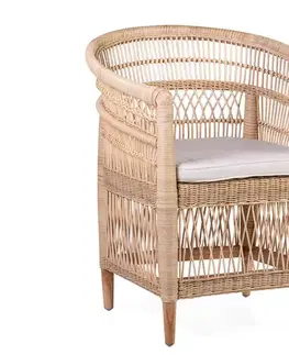 Estila Ratanové stylové křeslo se zaobleným opěradlem, světle hnědým výpletem a bílým polštářem 84cm