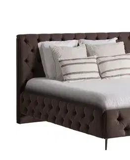 Estila Luxusní chesterfield hnědá čalouněná postel Mia s prošíváním a vysokým čelem a kovovými nožičkami 223 cm