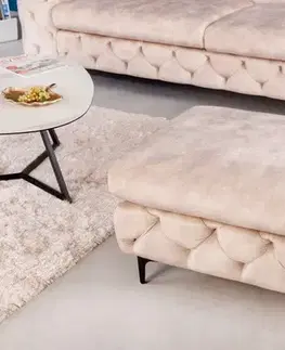 Estila Moderní barokní sametová taburetka Limonny II v krémové champagne barvě na černých nožičkách 92cm