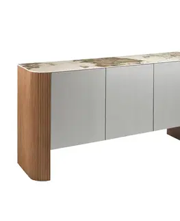 Estila Luxusní art deco příborník Esté se třemi dvířky v oblačné šedé barvě a mramorovou vrchní deskou 160 cm