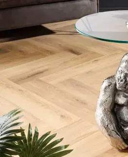 Estila Luxusní glamour kulatý příruční stolek Tierra Glam s podstavou ve tvaru gorily a se skleněnou vrchní deskou stříbrná 51 cm
