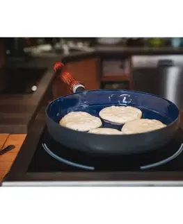 Sfinx Smaltovaný lívanečník s dřevěným držadlem BSE, 24 cm