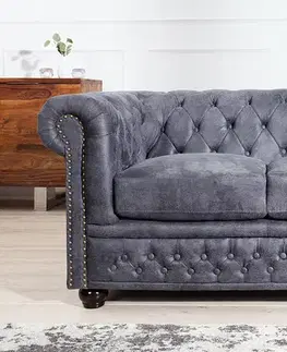 Estila Designová vintage dvousedačka Chesterfield Grau s šedým potahem se zahnutými opěrkami a chesterfield prošíváním 150 cm