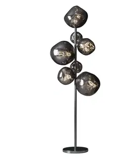 Estila Glamour černá stojací lampa Kalan se sedmi skleněnými stínítky ve tvaru kapek a kulatou kovovou podstavou 168 cm