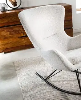 Estila Buklé skandinávské houpací křeslo Foamin bílé barvy s černýma nohama z kovu 77cm