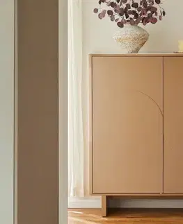 Estila Designová art deco barová skříňka Savonia s dvojitými dvířky s geometrickým reliéfem vlny v hnědé barvě 131 cm