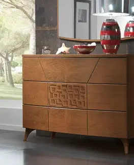 Estila Moderní italská komoda Varietty z masivního hnědého dřeva se třemi zásuvkami s vyřezáváním na nožičkách 125cm