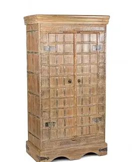 Estila Luxusní vintage skříň Albacete z akáciového dřeva v naturální hnědé barvě se dvěma dvířky a čtvercovým vzorem 140 cm