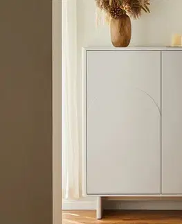 Estila Moderní bílá barová skříňka Savonia s dvojitými dvířky s geometrickým designem vlny a mramorovou deskou 131 cm