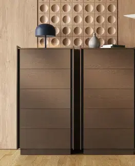 Estila Luxusní moderní masivní obdélníková vysoká komoda Praga s pěti zásuvkami s bočními úchyty 133 cm